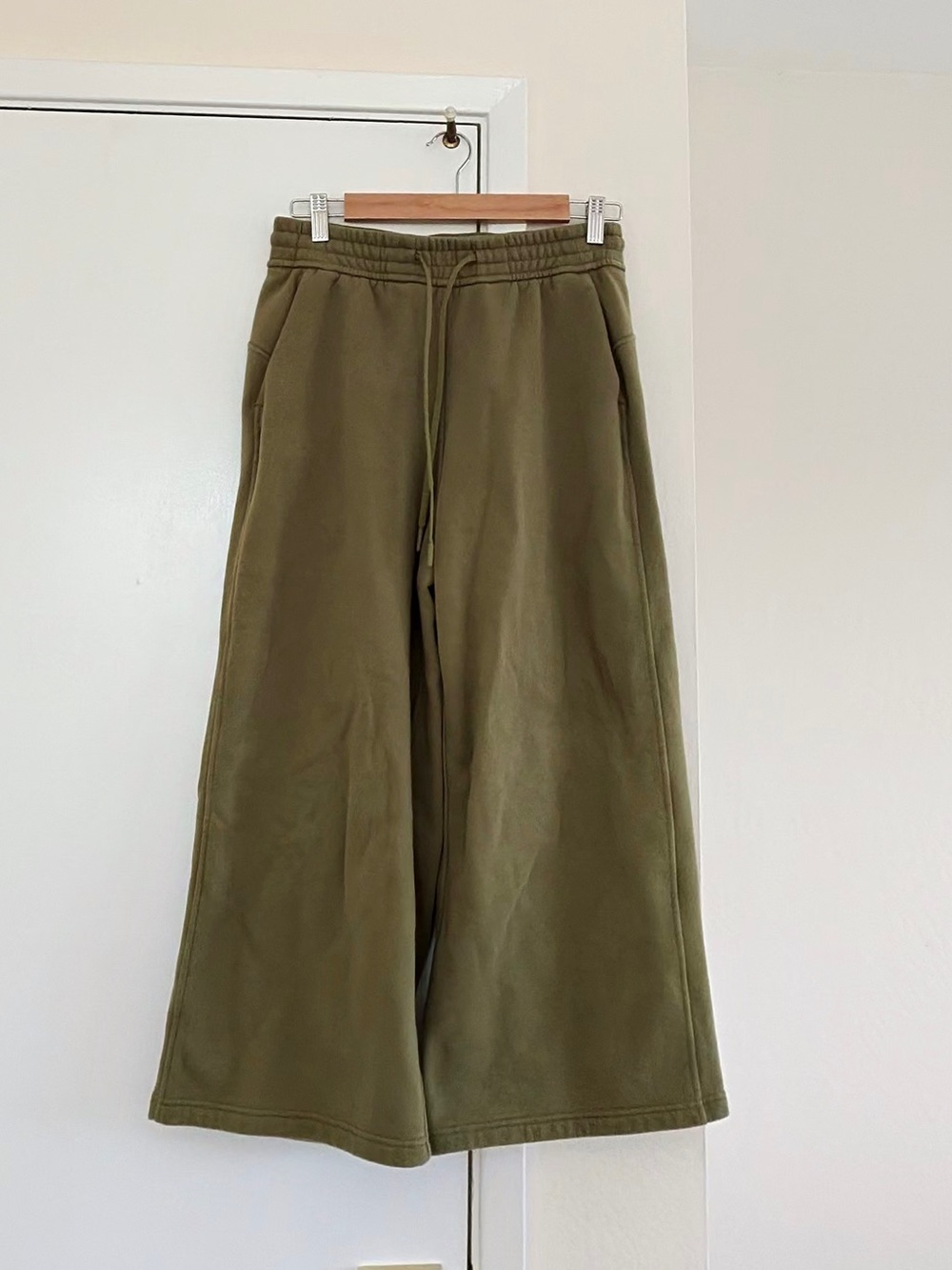 lululemon athletica Olive scuba cropped Wide-Leg Drawstring Capris